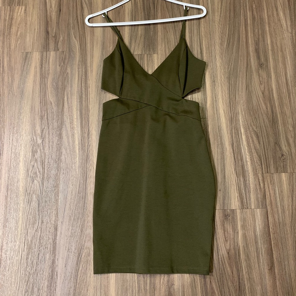 🛍 SOLEMIO Olive Green Cut-Out Dress